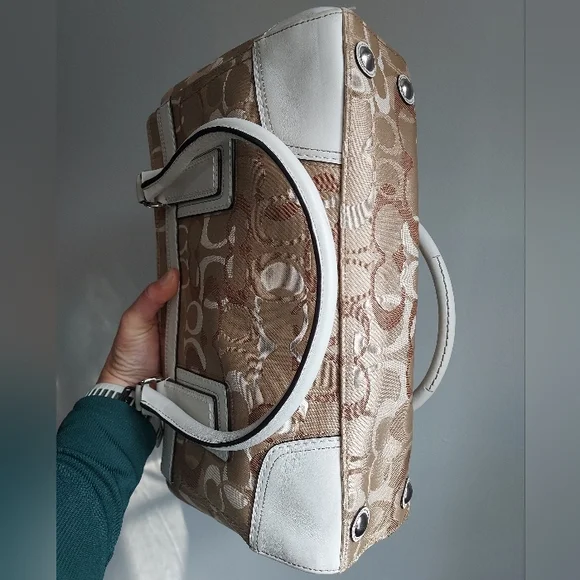 Coach Signature hand Bag - Picture 4 of 9